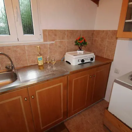 White House Pagoi * Agios Georgios Pagon